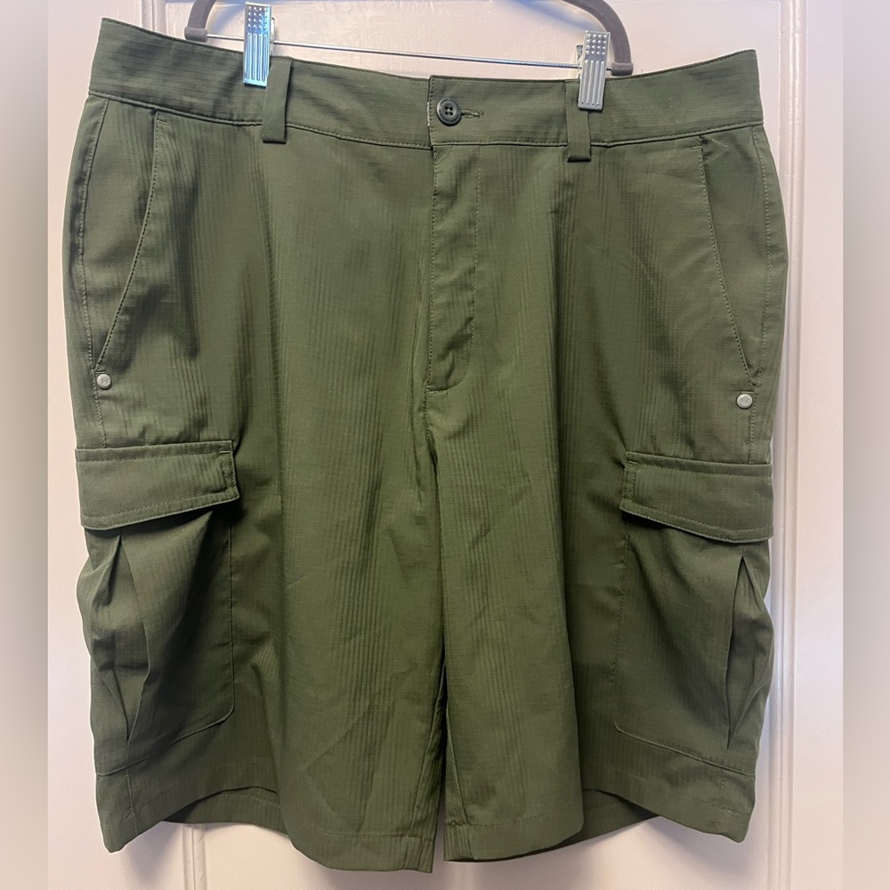 Men’s Under Armour Cargo Shorts Olive Green Size 34